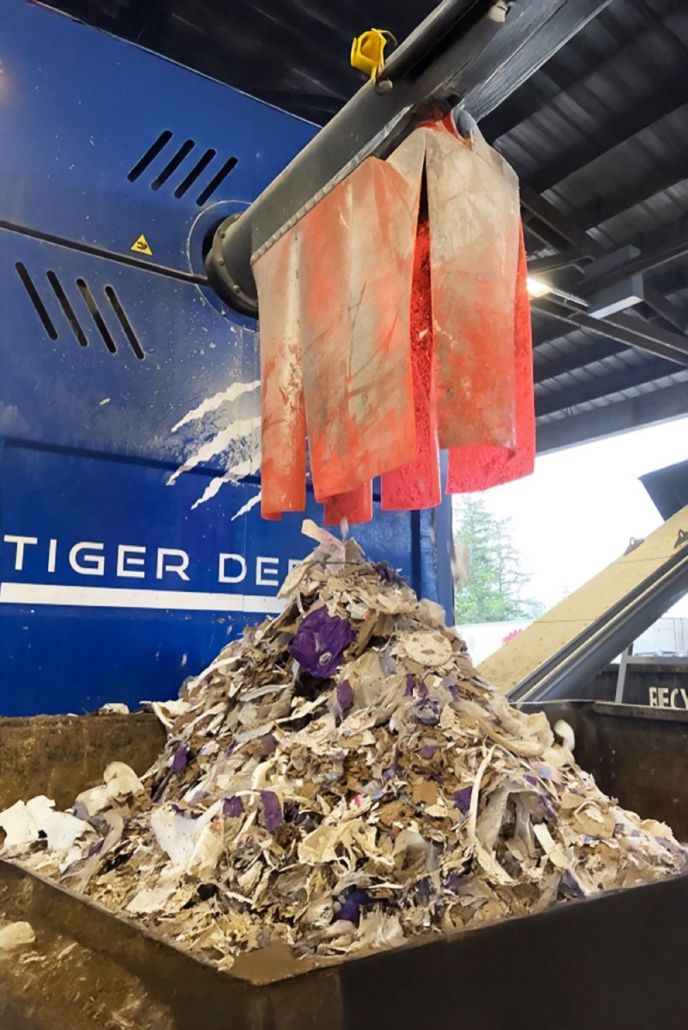 De-packer discharging plastic waste residue into collection skip
