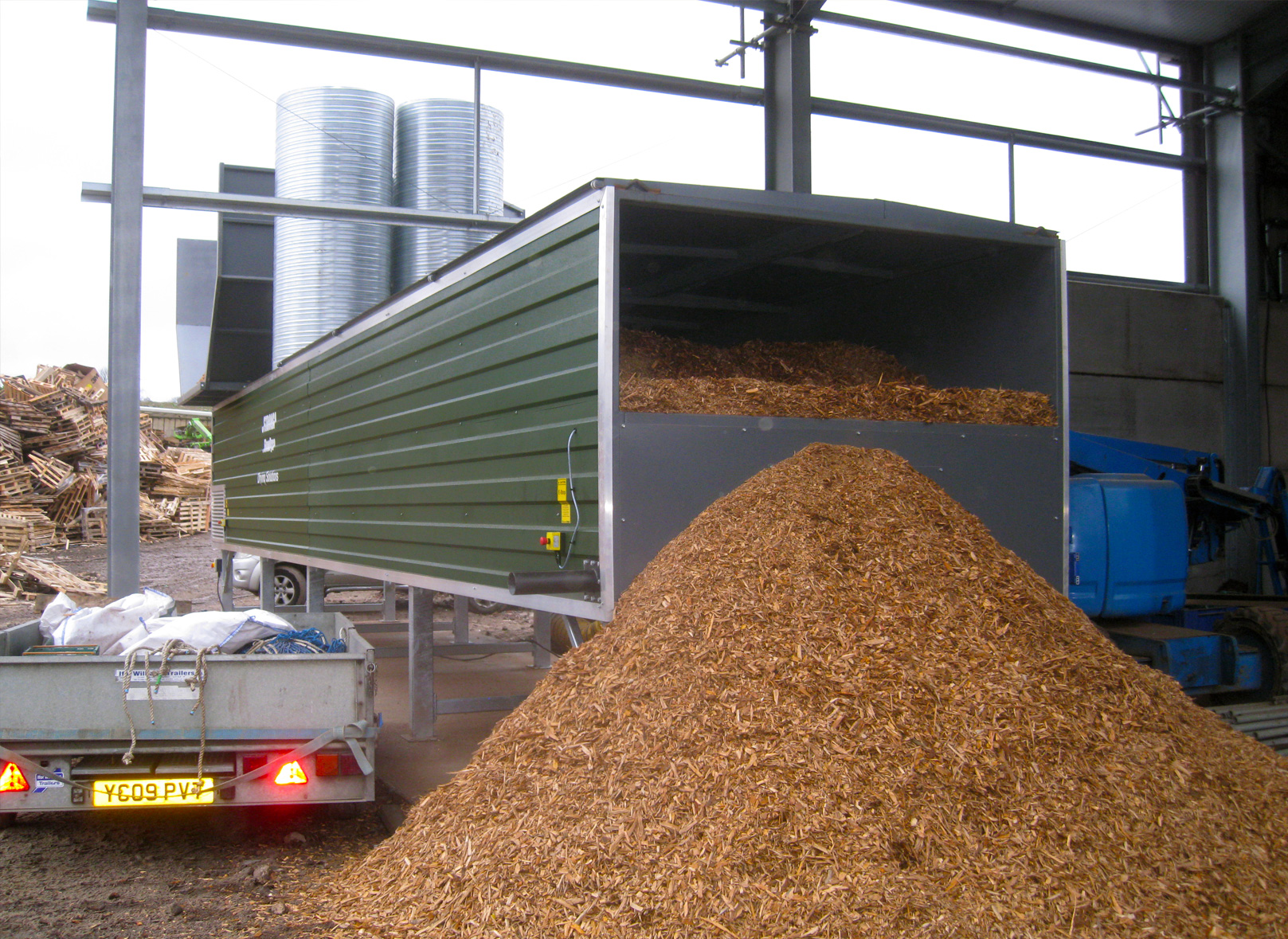 FlowDrya drying shredded pallet wood
